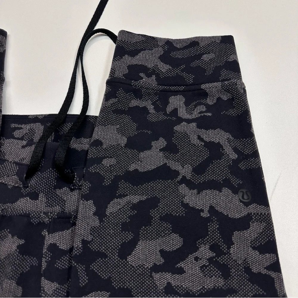 Lululemon Athletica Ready to Rulu Black Camouflage Sweatpant Capris Pants 6